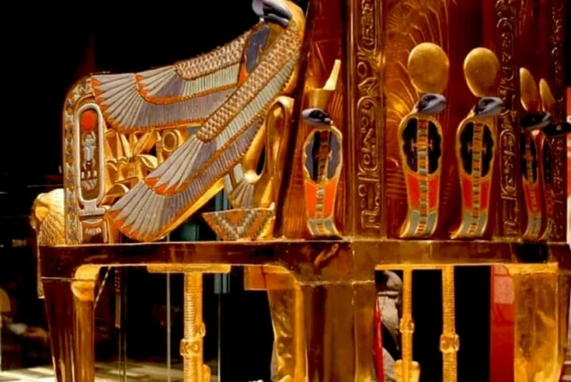 Экскурсия в Каир из Шарм-эль-Шейха — золотой трон Тутанхамона в Grand Egyptian Museum
