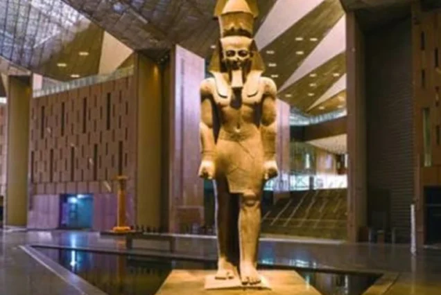 Экскурсия в Каир из Шарм-эль-Шейха — статуя Рамсеса II в Grand Egyptian Museum Title: