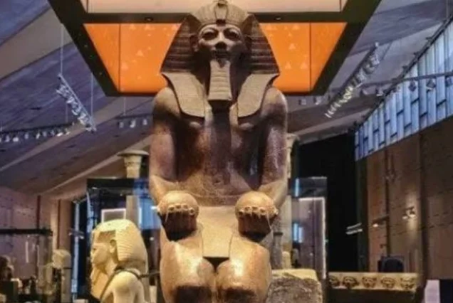 Экскурсия в Каир из Шарм-эль-Шейха — статуя царицы Хатшепсут в Grand Egyptian Museum