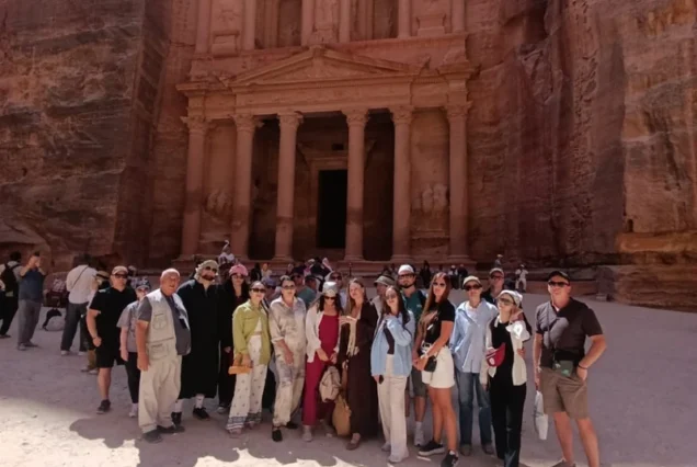 Экскурсия в Петру из Шарм-эль-Шейха на пароме — русские туристы перед Сокровищницей Петры