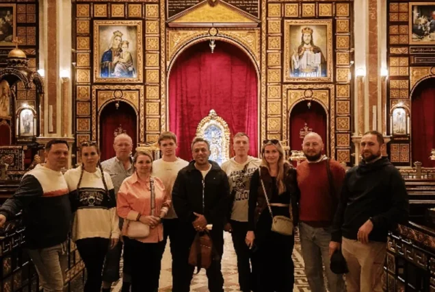 Обзорная экскурсия по Шарм-эль-Шейху — Георгий с российскими туристами в православной церкви